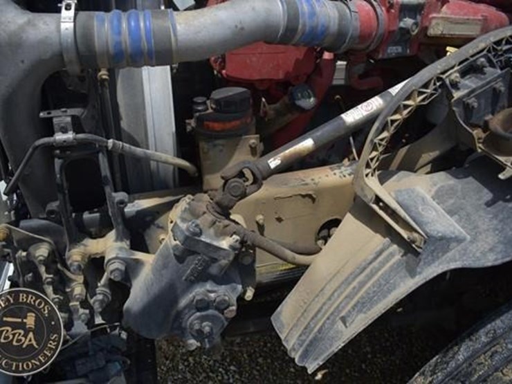 2014-volvo-vnl64t670-image-21