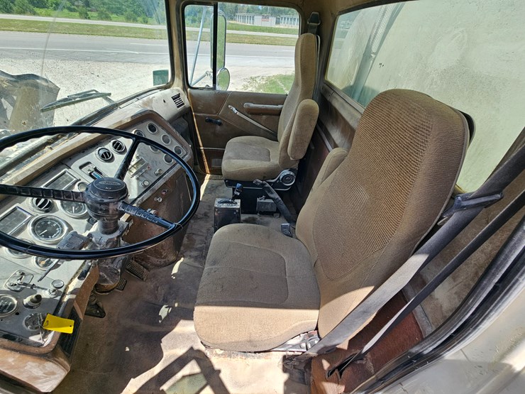 1995-ford-la9000-image-60