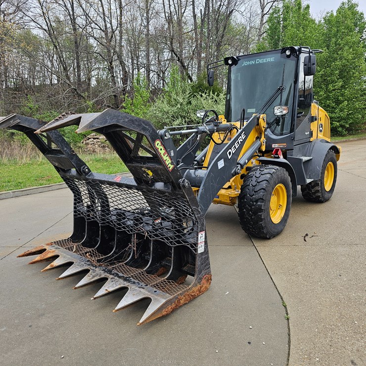 #17574 • 2024 Deere 324 Wheel Loader