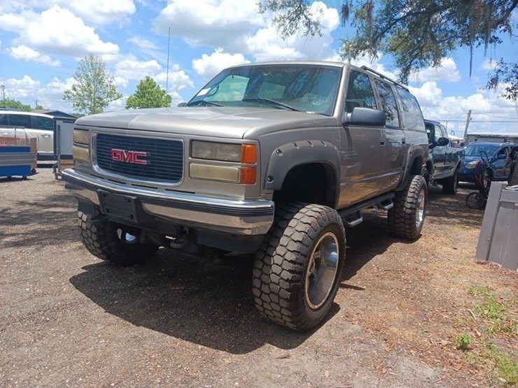 1999-gmc-suburban-image-3