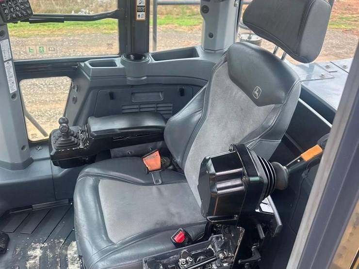 2020-deere-844l-image-33