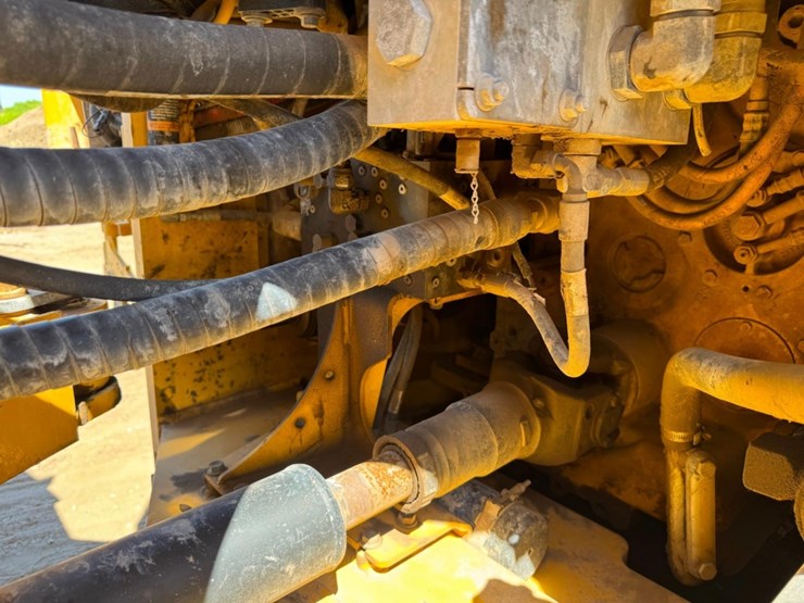 2013-deere-824k-image-15