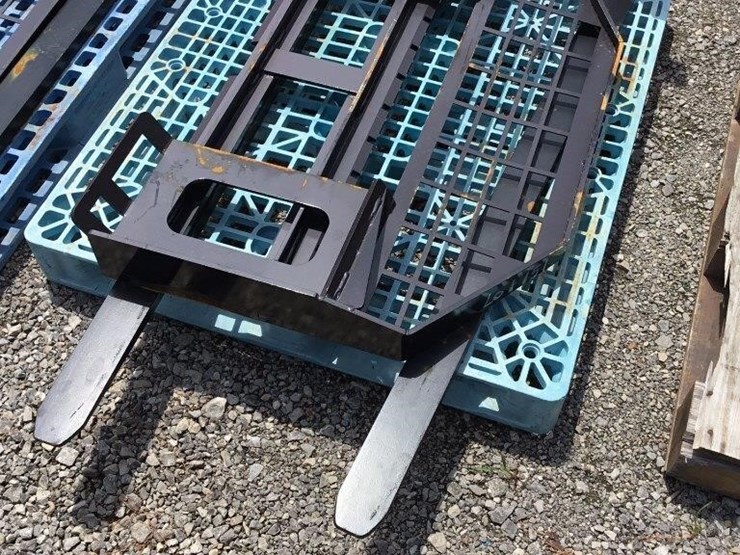 new-giyi-skid-steer-fork-attachment-image-2