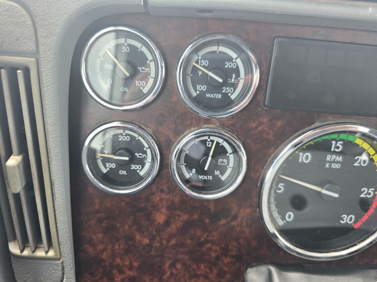 2020-freightliner-columbia-120-image-65