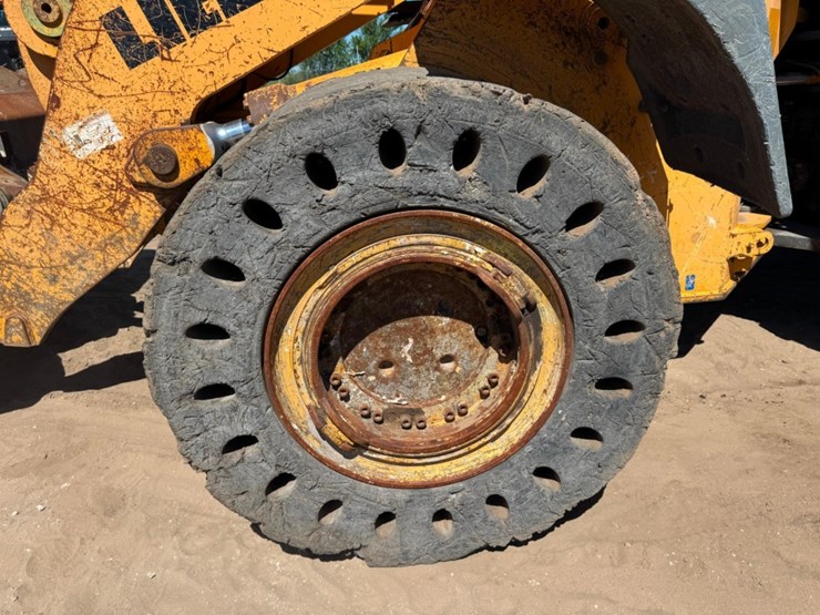 2011-liebherr-l586-image-32