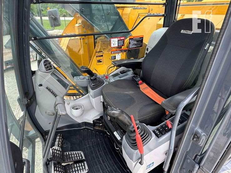 2021-deere-245g-lc-image-21
