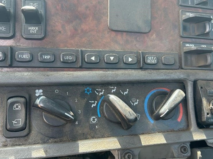 2001-freightliner-century-120-image-36