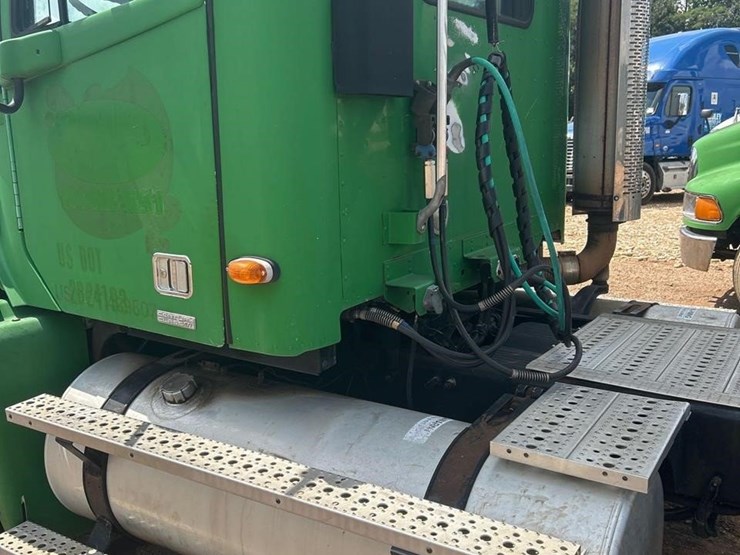 2001-freightliner-century-120-image-5