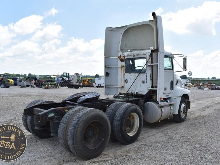 1999-freightliner-fld112-image-17