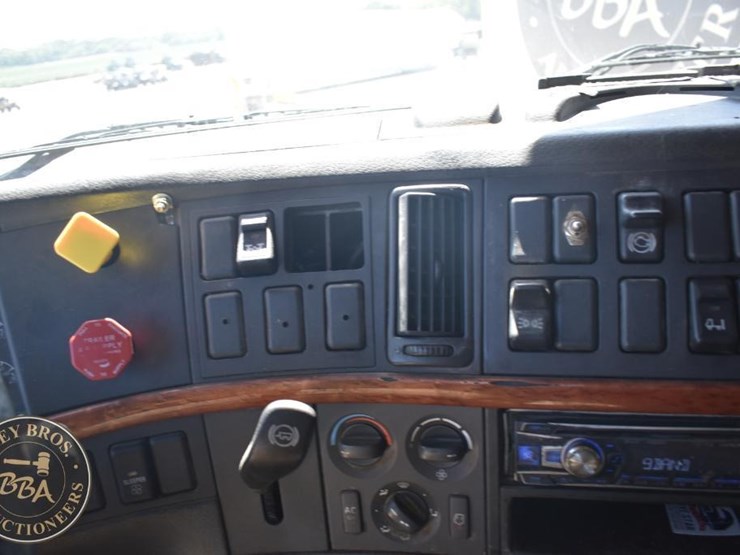 2005-volvo-vnl64t670-image-64