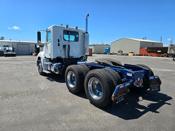 2020-freightliner-columbia-120-image-21