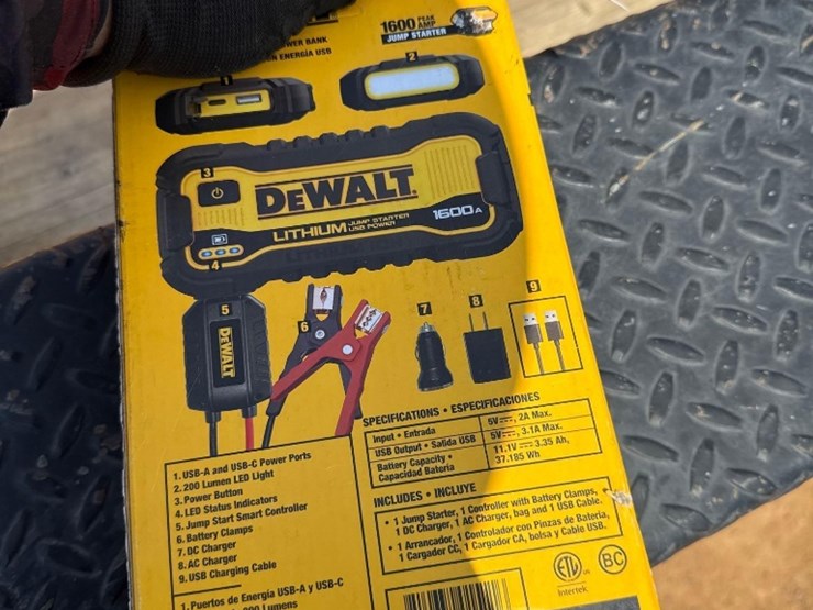 2146---dewalt-1600-amp-jump-box-image-2