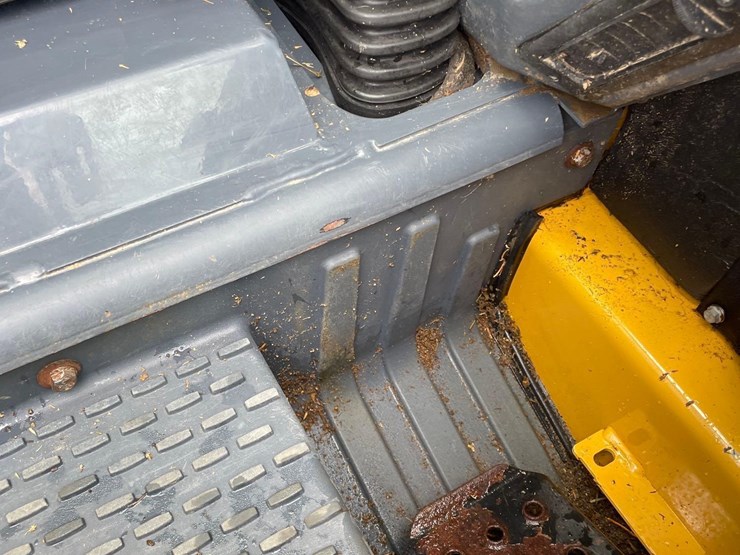 2019-deere-318g-image-52