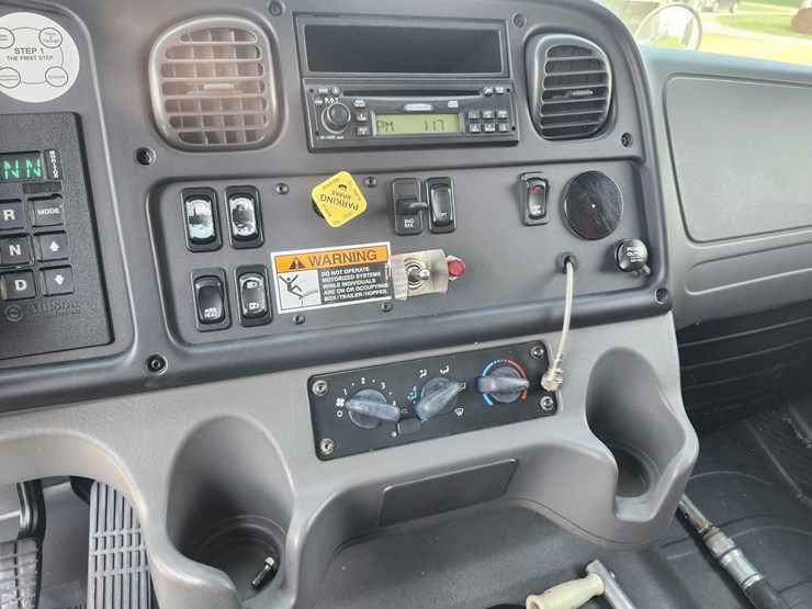 2007-freightliner-business-class-m2-tandem-truck-image-28