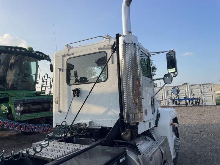 1999-freightliner-fld120-image-3