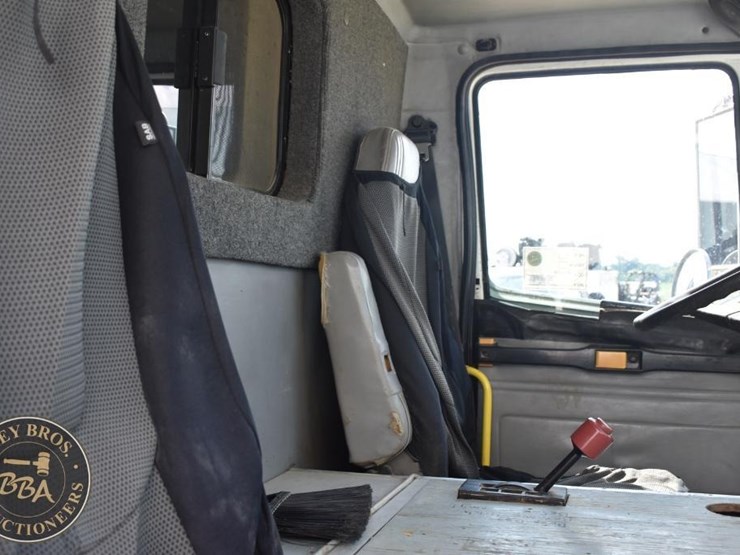 1999-freightliner-fl60-image-49