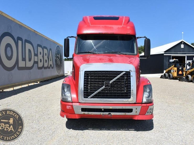 2005-volvo-vnl64t670-image-24