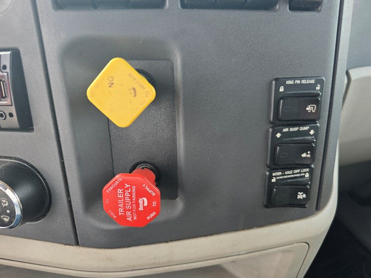 2019-peterbilt-579-image-89