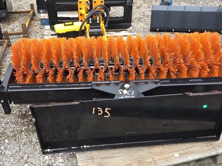 new-giyi-skid-steer-sweeper-image-2