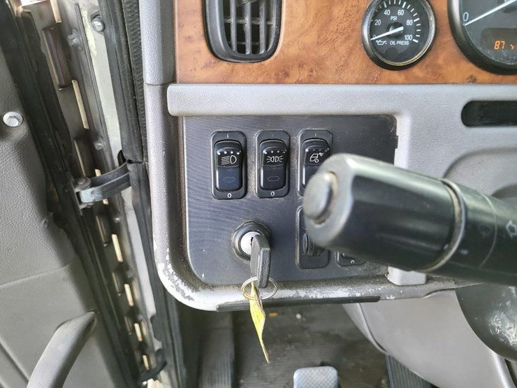 2008-peterbilt-384-image-52