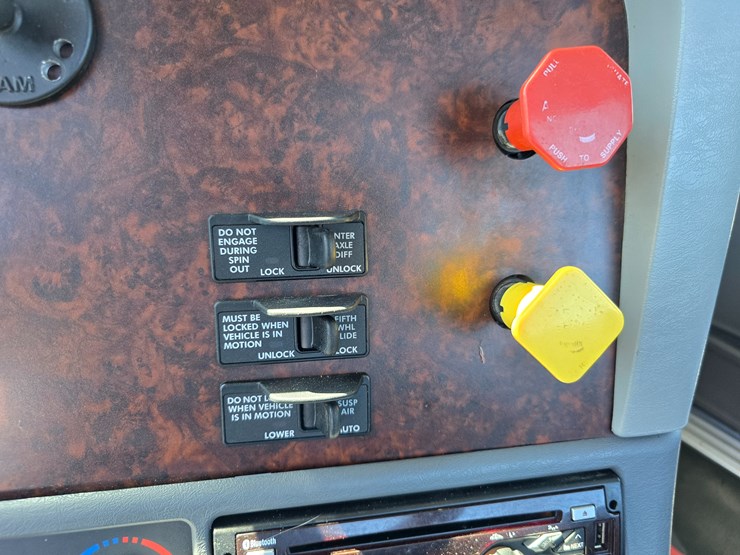 2020-freightliner-columbia-120-image-84