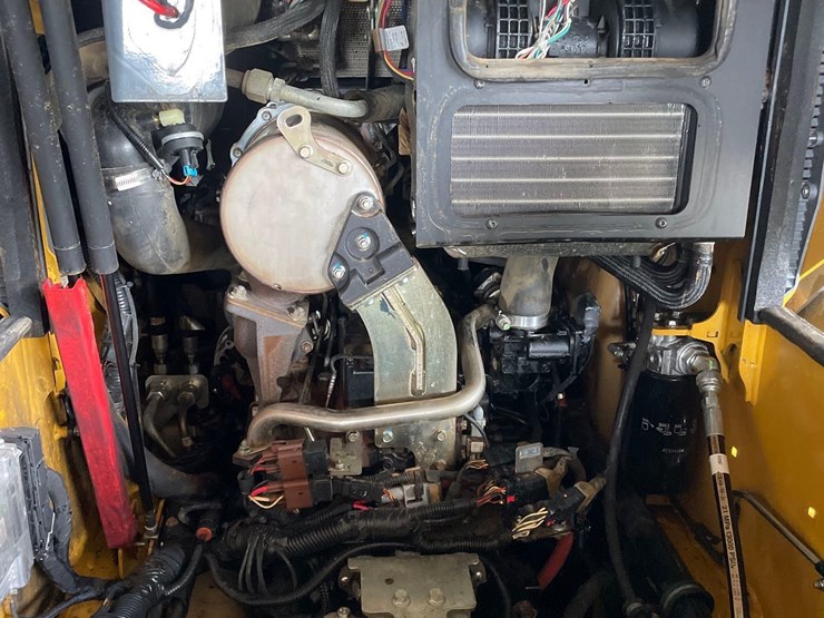 2019-deere-318g-image-57