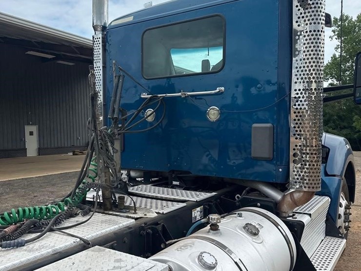 2015-kenworth-t880-image-19
