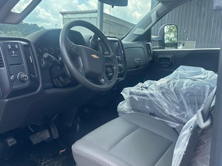 2023-chevrolet-6500-image-32
