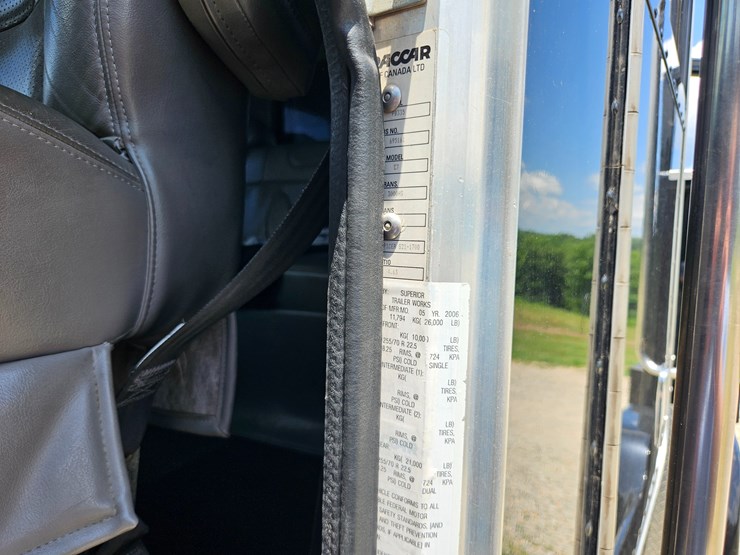 2007-peterbilt-335-image-63