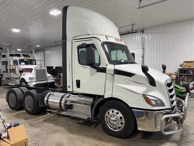 2023-freightliner-cascadia-126-image-2