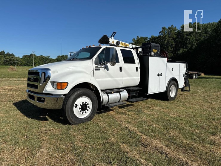 2013-ford-f750-xlt-image-1