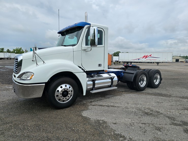2018-freightliner-columbia-120-image-4