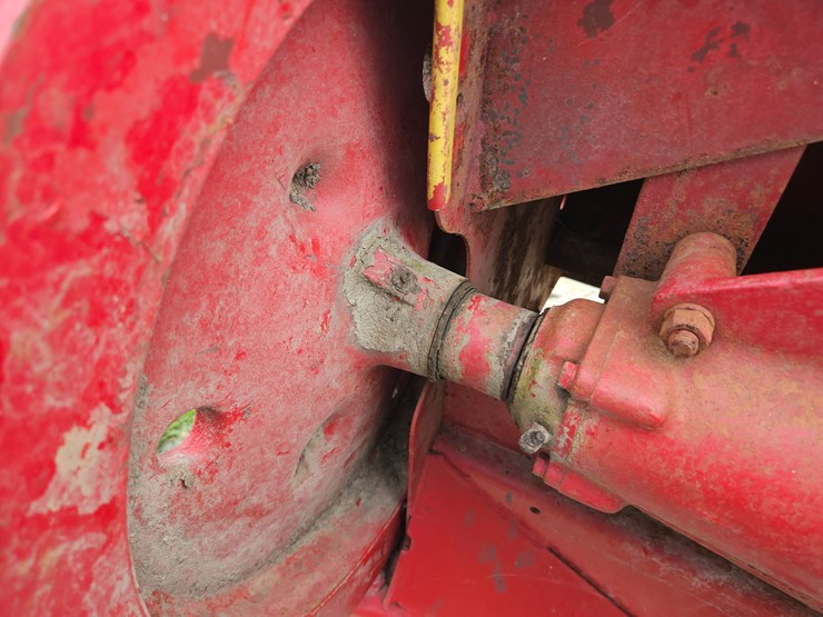 new-holland-310-image-25