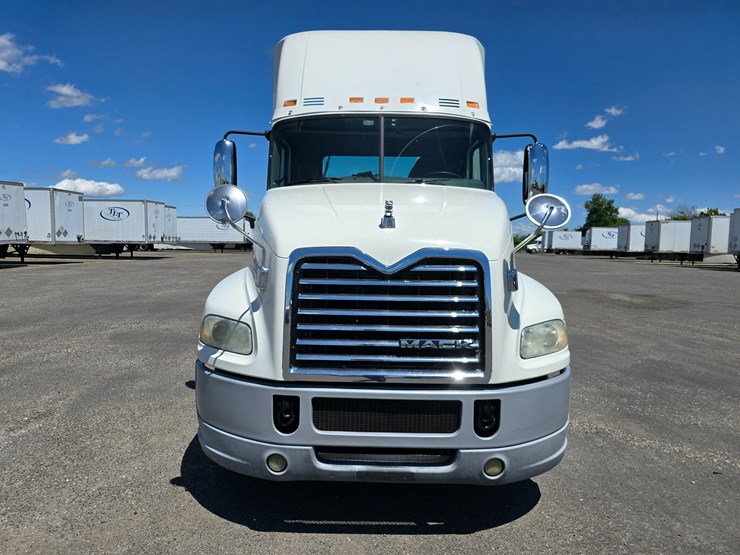 #16603-•-2016-mack-cxu613-day-cab-image-28