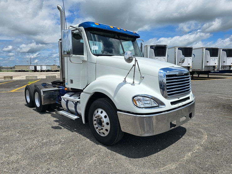 2020-freightliner-columbia-120-image-34