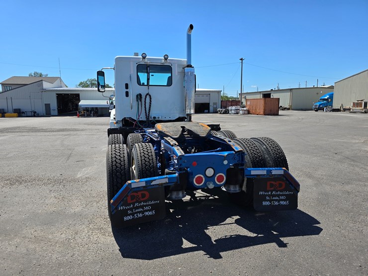 2020-freightliner-columbia-120-image-26