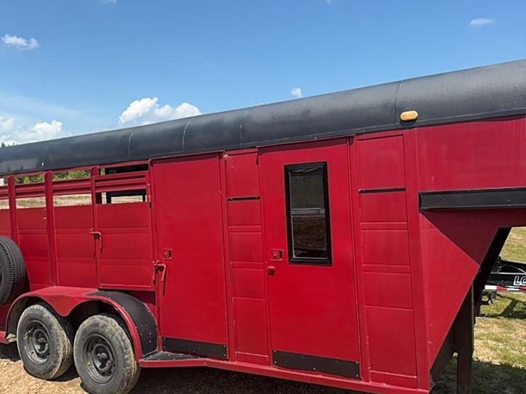 red-horse-trailer-image-4