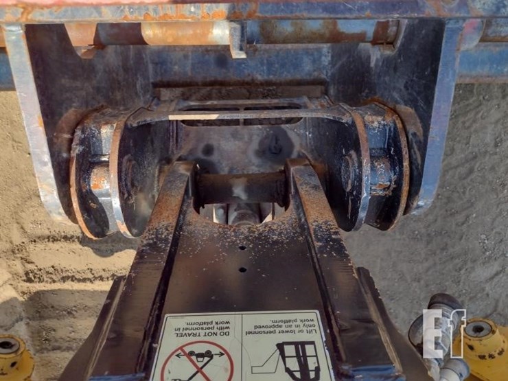 2019-caterpillar-tl1055d-image-15