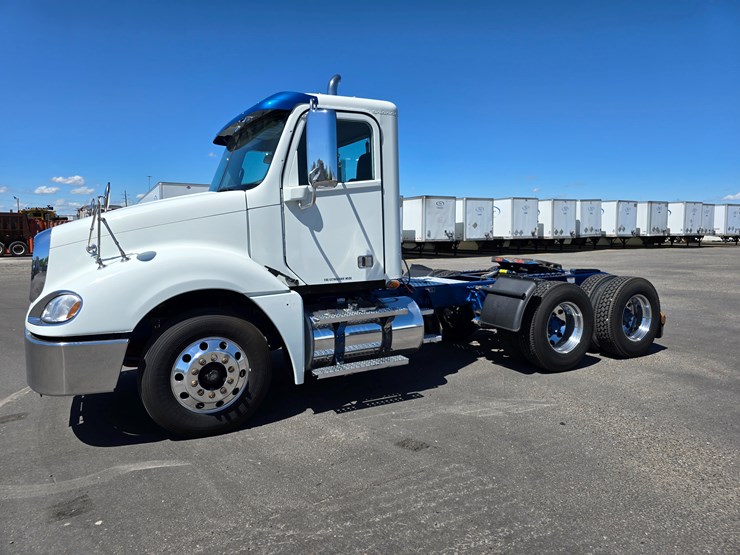 2020-freightliner-columbia-120-image-9