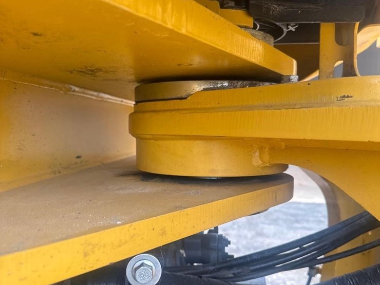 2020-deere-844l-image-17