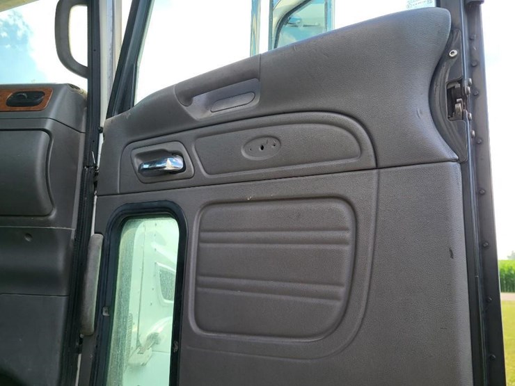 2008-peterbilt-384-image-57
