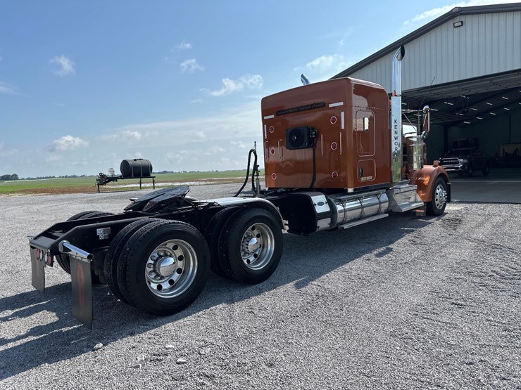 2019-kenworth-w900l-image-6