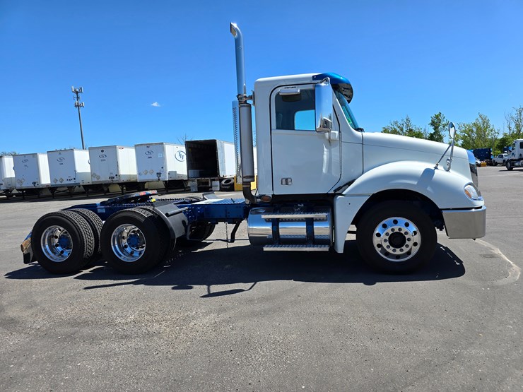 2020-freightliner-columbia-120-image-42