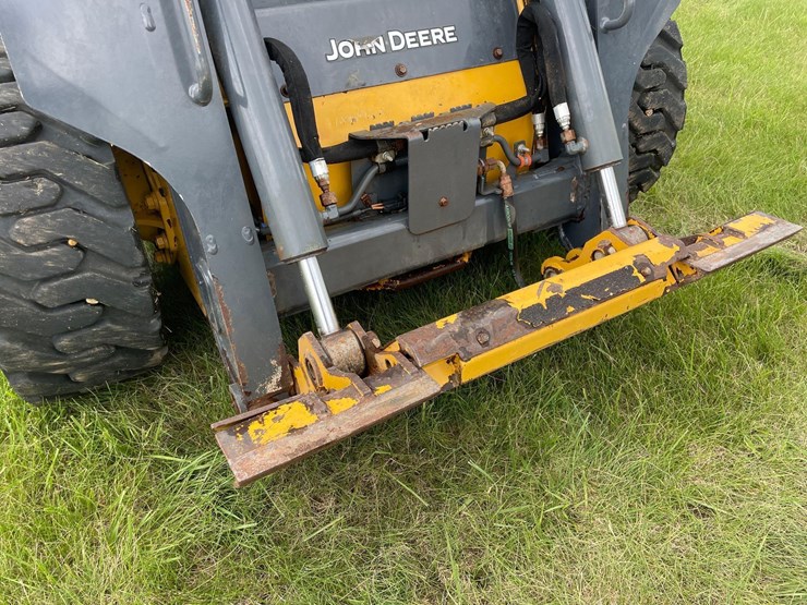2019-deere-318g-image-11
