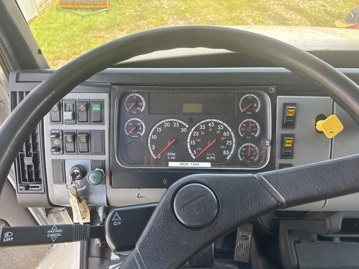 2003-freightliner-fl80-image-36