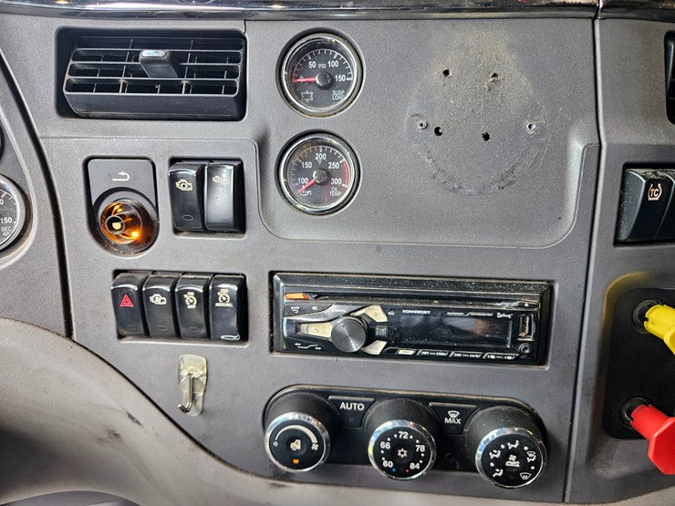 2016-peterbilt-579-image-47