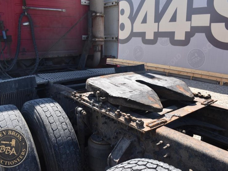 2005-volvo-vnl64t670-image-44