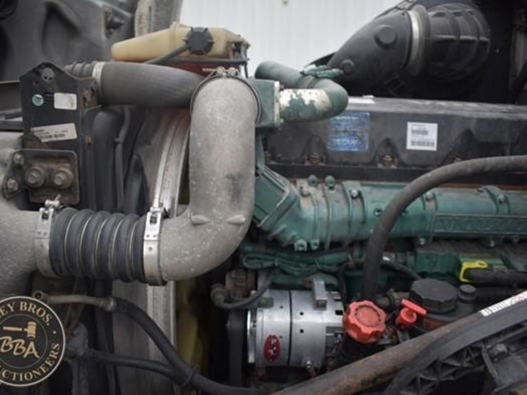 2014-volvo-vnl64t670-image-10