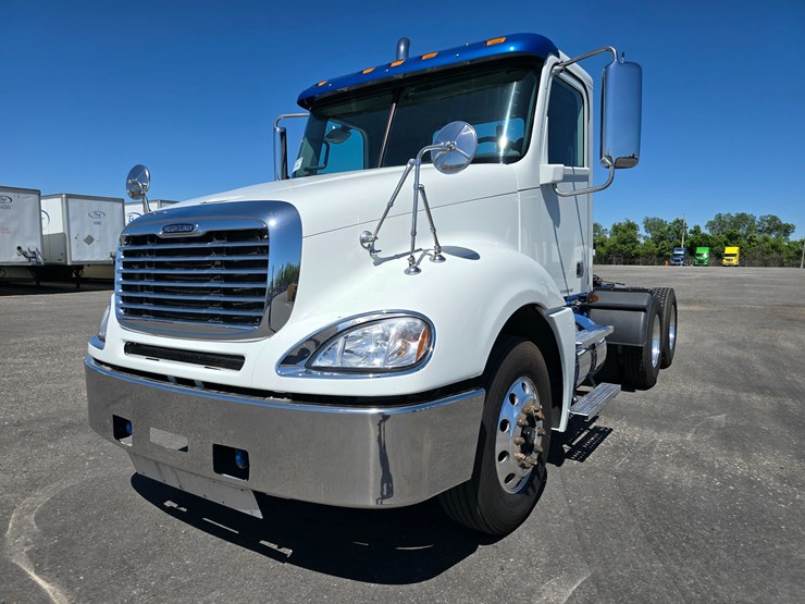 2020-freightliner-columbia-120-image-2
