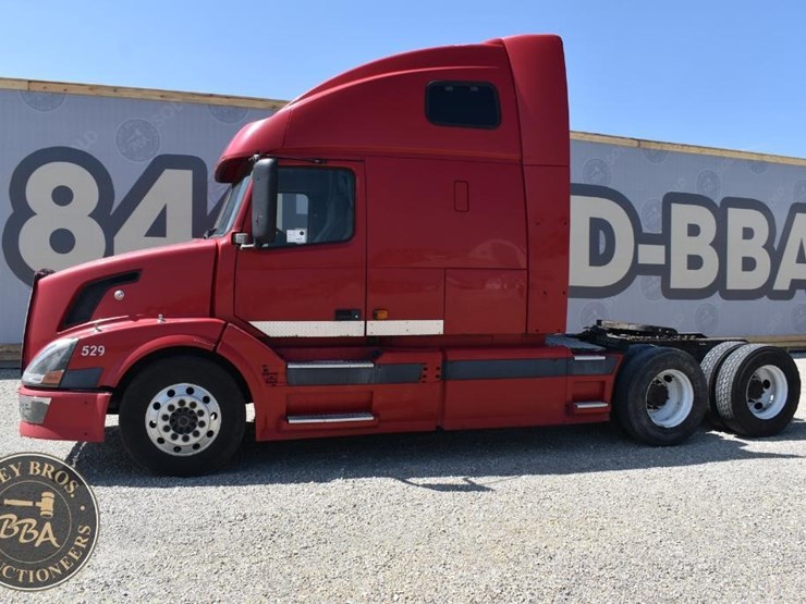 2005-volvo-vnl64t670-image-5
